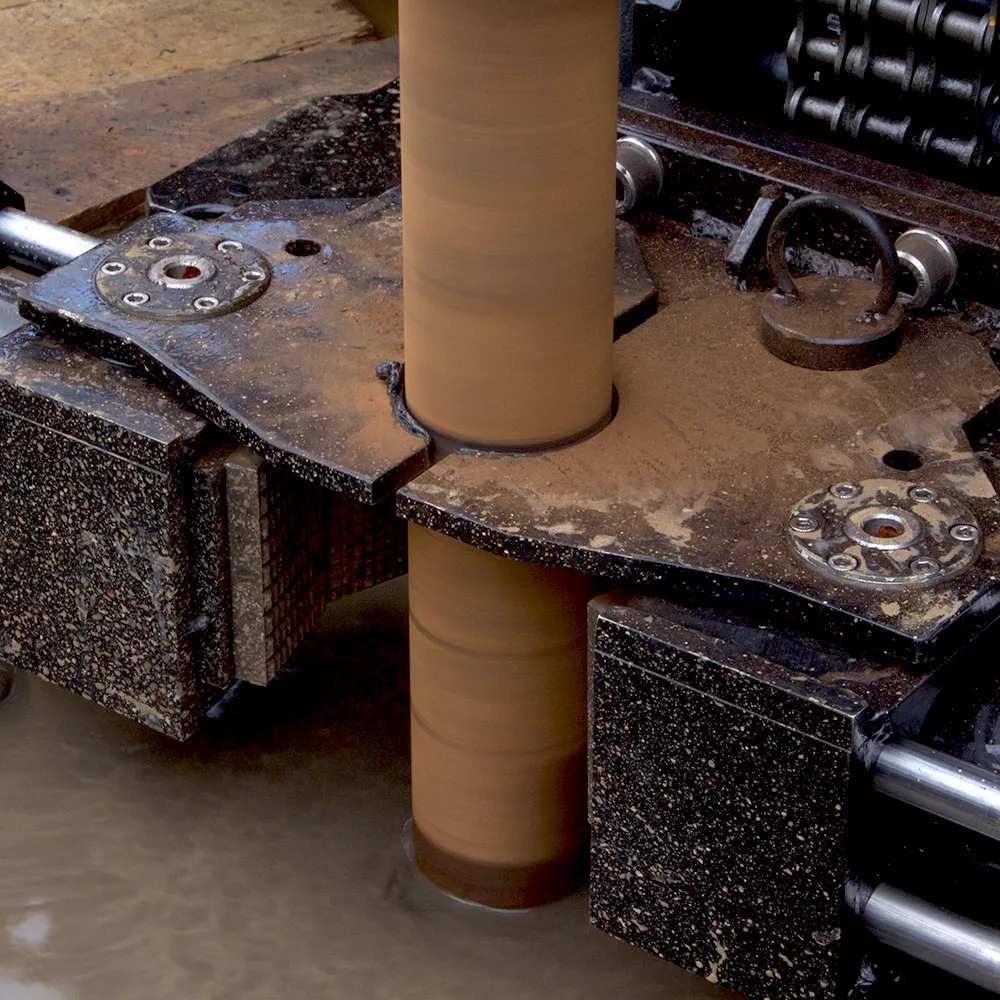 Prensa para barras y tubos de perforación en nuestra máquina para perforar suelos, la STR-137G