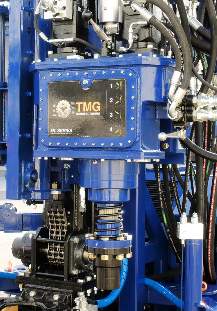 Motor de perforacion con cuatro velocidades con wet swivel incorporado, en nuestra maquina perforadora STR-138 para estudios de suelo