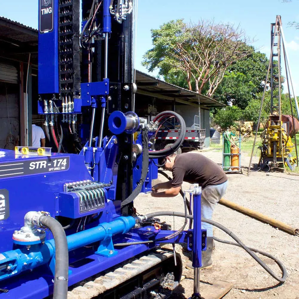 La maquina de perforacion STR-174 en un día de trabajo, realizando pruebas de suelos y saca nucleos con pescador.